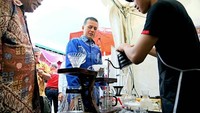 Saat menghadiri Acara Pos Simpul Koordinasi Festival Kopi dan Kuliner Nusantara Halal Food, Ijeck terlihat asyik menunggu secangkir kopi. Seorang barista tengah membuatkan kopi khas Sumut. Foto: instagram @ijeck09