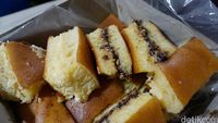 Martabak Aphin 288: Empuk Mantul! Martabak Manis Bangka yang Dipanggang Arang