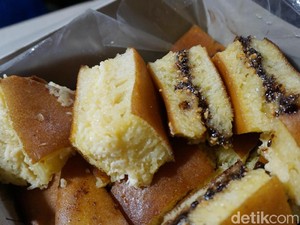 Martabak Aphin 288: Empuk Mantul! Martabak Manis Bangka yang Dipanggang Arang