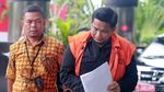 Bowo Sidik Pangarso Menunduk dan Tutupi Borgol