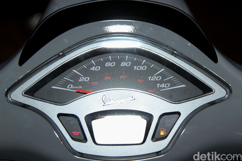 Alasan Vespa  di Indonesia Belum Kebagian Speedometer Digital