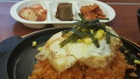 Jangan ngiler ya! Ini nasi goreng kimchi yang dipilih Ujung Oppa sebagai santapannya. Foto: Instagram hwangwoojoong