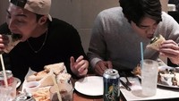 Menyantap sandwich dengan kentang goreng renyah, Roy tak lupa memesan minuman dingin bersoda. Tentunya acara makan ini semakin seru dengan kehadiran teman-temannya.  Foto: Instagram @roykimmusic