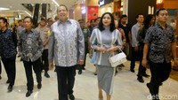 Usai meresmikan TSM Cibubur, CT bersama sang istri Anita Tanjung berkeliling tempat hiburan tersebut.