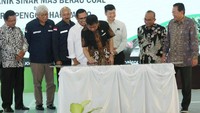 Politeknik Sinar Mas Berau Coal bermula dari diklat berdurasi tiga bulan bagi para lulusan sekolah menengah atas, dan kini bertumbuh menjadi lembaga pendidikan Diploma pertama di Kabupaten Berau. Hal ini sejalan dengan upaya pemerintah melalui Kementerian ESDM mendorong keterlibatan sektor industri guna berbagi pengetahuan, kompetensi dan kecakapan dalam menghasilkan sumber daya siap kerja. Foto: dok. Kementerian ESDM