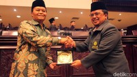 Wakil Ketua MPR RI Hidayat Nur Wahid memberikan piagam cinderamata MPR kepada perwakilan pengurus DPP Persatuan Islam (PERSIS).