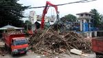 Aksi Petugas Bersihkan Sampah di Pintu Air Manggarai
