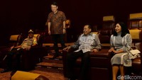 Momen saat CT bersama sang istri Anita Tanjung mengunjungi bioskop yang berada di dalam TSM Cibubur usai resmi dibuka dan dioperasikan.