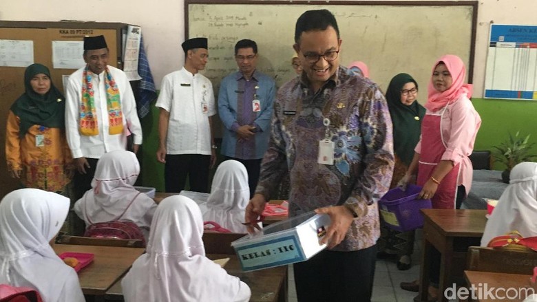 Anies Cek Sarapan Anak Sekolah, Bagikan Sandwich dan Masak Telur Anies Cek Sarapan Anak Sekolah, Bagikan Sandwich dan Masak Telur