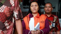 Selain Bowo Sidik Pangarso, karyawan PT Humpuss Transportasi, Asty juga terjerat kasus yang sama dengan nilai suap mencapai Rp 8 miliar dan telah ditetapkan sebagai tersangka.