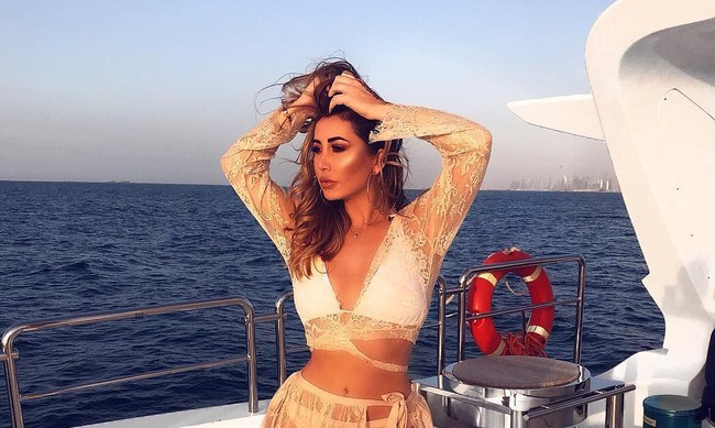 Wanita seksi tersebut pun kerap pamer foto-foto liburan mewahnya. Dalam foto ini, Lauryn bergaya di yach saat liburan di Dubai.  Foto: Instagram @lauryngoodman91