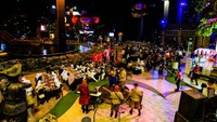 Suasana ramainya Trans Studio Bandung saat didatangi oleh rombongan anak-anak yatim dalam rangka acara berbagi kebahagiaan bersama CT Corp. Istimewa/Dok. CT Arsa.