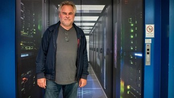 Begitulah, kerja keras, kepandaian dipadu keberuntungan membuat Kaspersky jadi salah satu perusahaan antivirus top dunia. Dan Eugene jadi kaya raya. Harta terkini lelaki usia 51 tahun itu diestimasi USD 1,3 miliar atau sekitar Rp 18 triliun. Foto: Getty Images