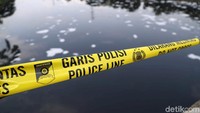 Garis polisi dipasang di Kali Ancol, Jakarta, Jumat (5/4).