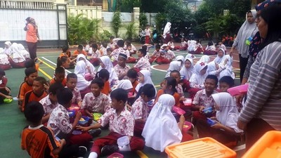 Suasana Program Makanan Gratis