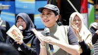 Anita sempat menemani anak-anak itu bermain di Trans Studio Bandung dan juga makan siang bersama. Istimewa/Dok. CT Arsa.
