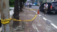 Aksi kejar-kejaran antara mahasiswa dan jambret di Kuningan Jakarta Selatan berujung maut. Lokasi tewasnya korban dan pelaku di depan Wisma Tugu kini dipasangi garis polisi. (Foto: Ahmad Bil Wahid/detikcom)