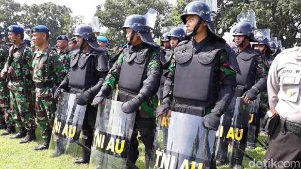 Panglima TNI dan Kapolri cek kesiapan pasukan jelang Pemilu 2019.