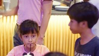 Widuri ternyata doyan milkshake nih. Eh tapi kok pemain film Keluarga Cemara ini malah bengong? Foto: Instagram thesasonofam