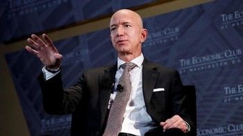 Tangan dingin Jeff Bezos membawa Amazon menjadi perusahaan toko online terbesar di dunia. Ia pun kokoh menjadi orang paling berharta di Bumi sampai saat ini. Selain Amazon, ia pun punya perusahaan wisata luar angkasa bernama Blue Origin. Foto: Reuters