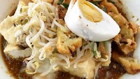 Selain bakwan goreng, penjual kupat tahu juga sediakan telur asin, telur rebus, telur goreng dan aneka kerupuk. Tambah telur asin, kupat tahu tentu makin enak. Foto : Instagram @gangsar.id