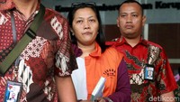 Indung yang berprofesi sebagai karyawan PT Inersia tersebut menjalani pemeriksaan sebagai tersangka terkait kasus dugaan suap distribusi pupuk yang juga menyeret nama anggota DPR RI Bowo Sidik Pangarso.