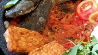 Pecel Lele SCTV 212 yang ada di Cengkareng, Jakarta Barat. Punya tenda yang besar, dengan menu utama pecel lele serta tahu tempe. Foto: Istimewa