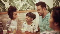Makan es krim memang paling enak beramai-ramai. Sambil seru-seruan pakai rambut tambahan kayak Den Bagus, hihi. Ekspresinya gemesin banget! Foto: Instagram thesasonofam