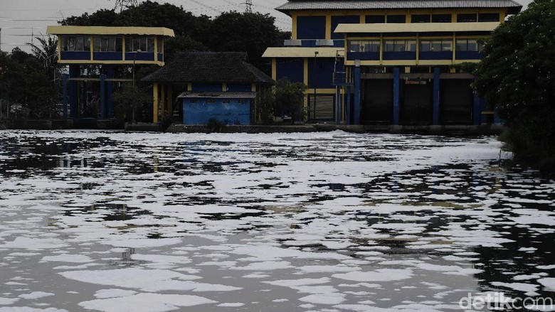 Polisi Imbau Warga Tak Bermain di Kali Ancol yang Tercemar Limbah Polisi Imbau Warga Tak Bermain di Kali Ancol yang Tercemar Limbah