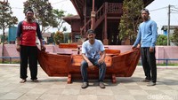 Bahkan mereka bisa membuat karya kursi berbentuk perahu yang dijual Rp 7.000.000.