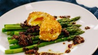 Mau menyajikan telur rebus yang agak berbeda. Anda bisa merebus telur setengah matang dan lapisi dengan tepung roti kemudian goreng. Hmm, bagian dalamnya meleleh sempurna. Foto: Istimewa