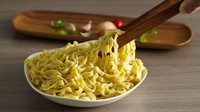 Ini adalah telur dadar yang dipotong panjang menyerupai mie. Enak dimakan dengan paduan saus bolognese atau saus creamy yang gurih. Foto: Istimewa
