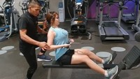 Ia kerap berolahraga di gym dengan arahan personal trainer. (Foto: Instagram/kimi.hime) 