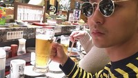 Berlibur ke Jepang, Roy sempatkan makan malam di salah satu restoran tradisional. Lengkap dengan bir dingin yang berada di tangannya. Foto: Instagram @roykimmusic