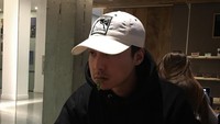 Penyanyi yang memiliki nama asli Kim Sang Woo ini, hobinya mencicipi berbagai makanan di restoran. Ini salah satu pose makannya, saat menyantap semangkuk sayuran segar. Foto: Instagram @roykimmusic