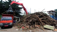 Sampah yang telah dikumpulkan itu pun kemudian akan diangkut menuju tempat pembuangan akhir sampah menggunakan truk.