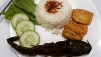 Di wilayah Kemayoran, Jakarta Pusat. Ada Warung Pecel Lele 40, yang punya menu lele goreng renyah, ditambah dengan nasi uduk yang menggugah selera. Disajikan dengan sambal pedas, pecel lele sederhana ini semakin enak. Foto: Istimewa