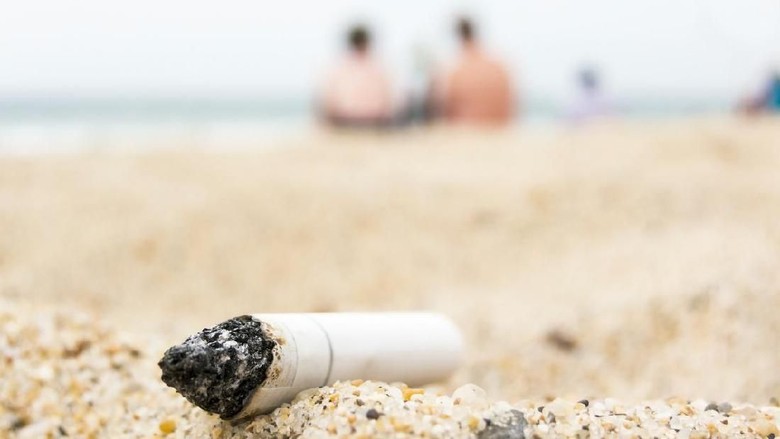 Ilustrasi Puntung Rokok di Pantai Ilustrasi Puntung Rokok di Pantai