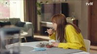 Dalam drama romantis komedia itu, aktris berusia 40 tahun itu berperan sebagai Kang Dan Yi. Ini salah satu adegan romantisnya bersama Lee Jong Suk. Foto: Istimewa