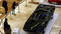 Beberapa pengunjung melihat dan mengabadikan Lamborghini klasik Espada S3 dan Countach.