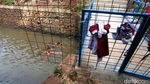 Bermain di Kali Kotor, Anak-anak Tetap Enjoy