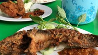 Di wilayah Jalan Panjang, Jakarta Barat. Ada kedai Pecel Lele Bryan Jaya, yang legendaris dan selalu dipenuhi pengunjung. Di sini lele digoreng hingga dua kali, dan berbalut tepung bumbu gurih sehingga teksturnya lebih renyah. Jangan lupa pesan nasi uduknya dan pete bakar yang enak. Foto: Istimewa
