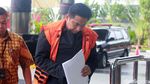 Bowo Sidik Pangarso Menunduk dan Tutupi Borgol