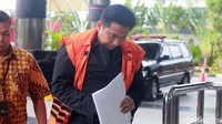 Tersangka suap untuk kepentingan serangan fajar tersebut lebih banyak menunduk dan menutupi borgol dengan kertas.