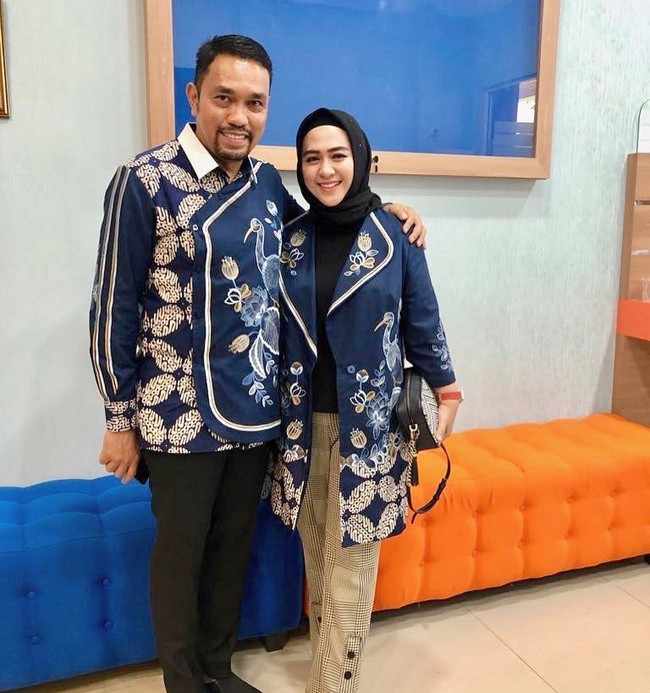Ahmad Sahroni tak melulu memakai produk keluaran brand internasional. Di foto ini, ia dan istrinya kompakan dengan busana bernuansa batik karya Danny Satriadi, sahabat sekaligus perancang yang mendesain gaun pengantin Syahrini. (Foto: Instagram/@ahmadsahroni88)