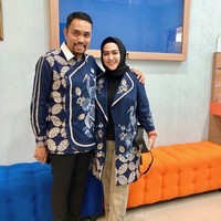 Ahmad Sahroni tak melulu memakai produk keluaran brand internasional. Di foto ini, ia dan istrinya kompakan dengan busana bernuansa batik karya Danny Satriadi, sahabat sekaligus perancang yang mendesain gaun pengantin Syahrini. (Foto: Instagram/@ahmadsahroni88)