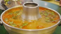 Tom yam yang berkuah merah dengan isian aneka seafood rasanya segar, asam dan tidak terlalu pedas (Kurnia/detikcom)