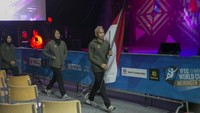 Sejumlah atlet panjat tebing Indonesia mengikuti upacara pembukaan kejuaraan dunia panjat tebing Meiringin 2019 di Meiringen, Distrik Oberhasli, Swiss, Kamis (4/4/2019) malam waktu setempat.