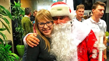 Ia kerap memposting kedekatan dengan para karyawan Kaspersky. Bahkan saat Natal, ia pernah menghibur mereka dengan berbaju santa. Foto: Instagram