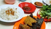 Pecel Ayam Lele Lamongan 35 yang letaknya di Bendungan Hilir, Jakarta Pusat ini. Dikenal sebagai salah satu pecel lele paling hits di Jakarta, setiap malamnya banyak orang rela mengantre demi bisa mencicipi pecel lele dengan nasi uduk enak. Foto: Istimewa